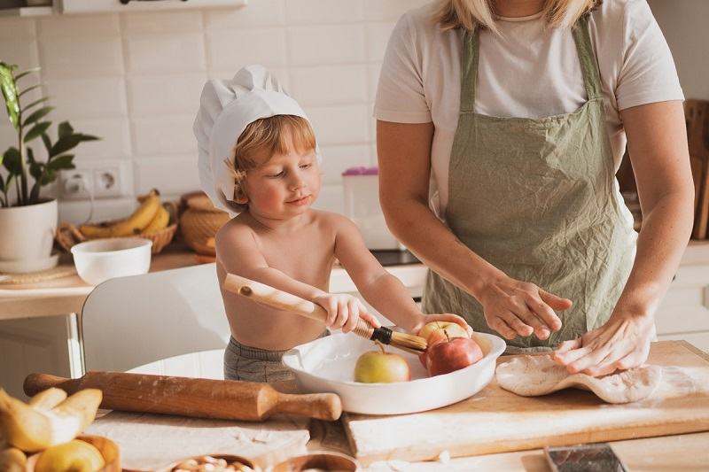 Ustensile sigure si eficiente pentru bucataria unui parinte: cum alegi ce e mai bun pentru copilul tau